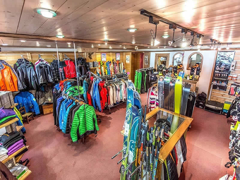 Ski hire shop Ardent Sports in Centre Station, Montriond