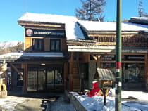 Ski hire shop La Charpenterie Sports in Vars, Face au point Show