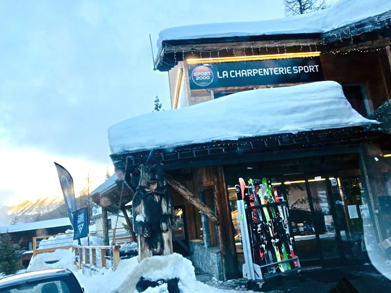 Ski hire shop La Charpenterie Sports in Face au point Show, Vars