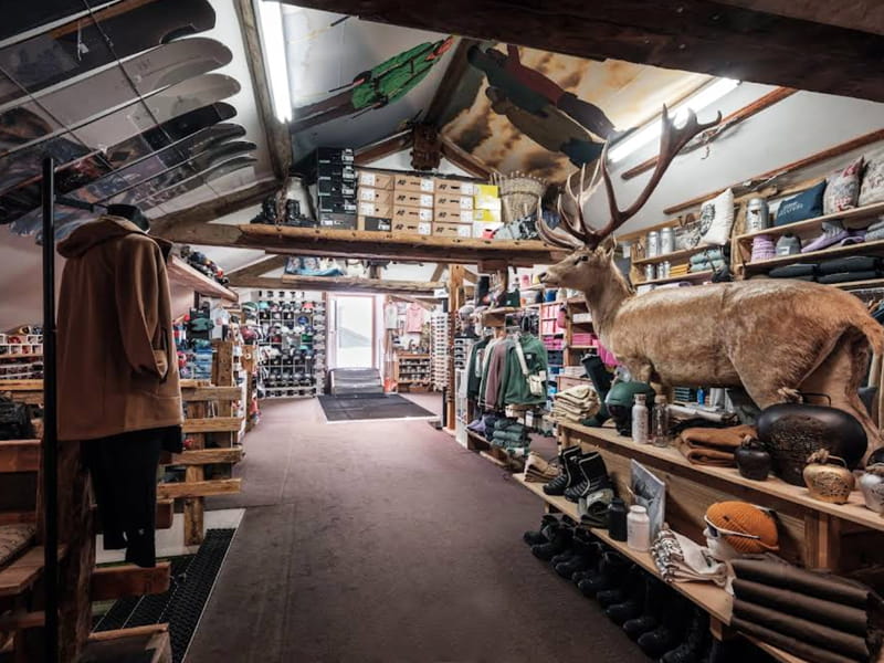 Ski hire shop Burgener Sport in Fiescheralp [direkt neben Luftseilbahn], Fiesch