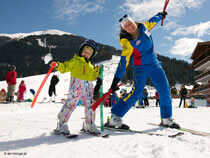 Snowlyland kids ski lessons Snow & Fun Hinterglemm