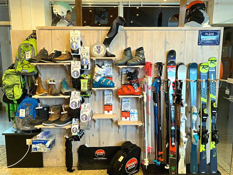 Ski hire shop La Poudreuse in Immeuble le Pégase Phénix, Le Corbier