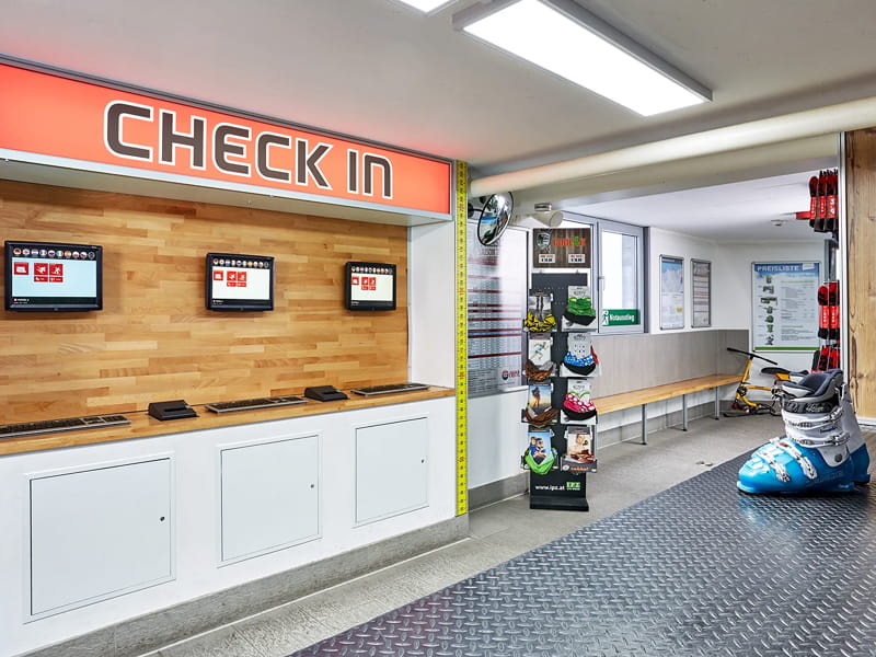 Ski hire shop Skiverleih Zugspitze in Mitten im Skigebiet auf 2.600 m, Garmisch-Partenkirchen