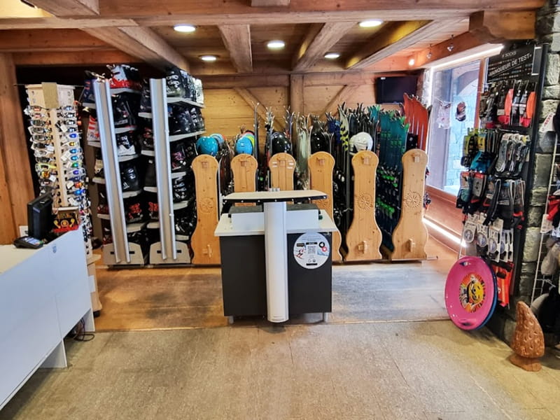 Ski hire shop Bellevue Sports in Place du téléphérique de Bellevue, Les Houches