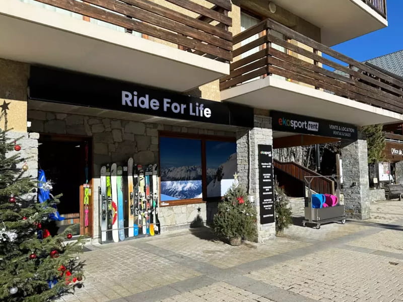 Ski hire shop Ekosport-Rent Ride For Life in Place du Téléphérique, Vaujany
