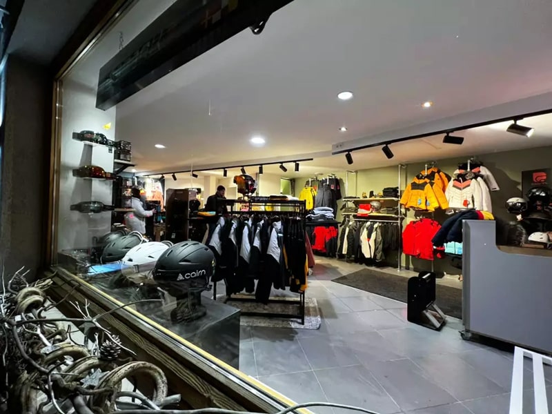 Ski hire shop Snow & Ski Village in Résidence l'étoile des neiges - route des Grandes Alpes, Valloire