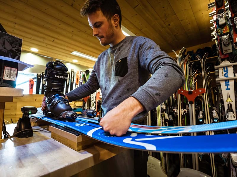 Ski hire shop Snowline in Route du Village 4, Morgins