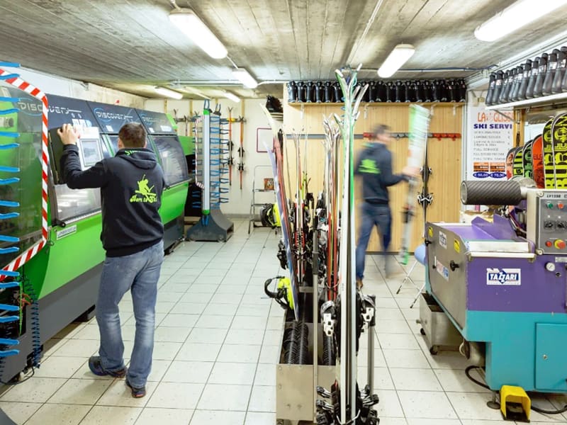Ski hire shop Ski rent La Glisse in Route Ramey 65 - Ayas, Champoluc