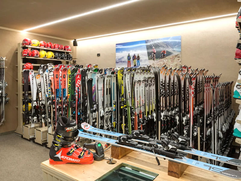 Ski hire shop Rent and Go Amerikan in Via Florin, 74, Livigno